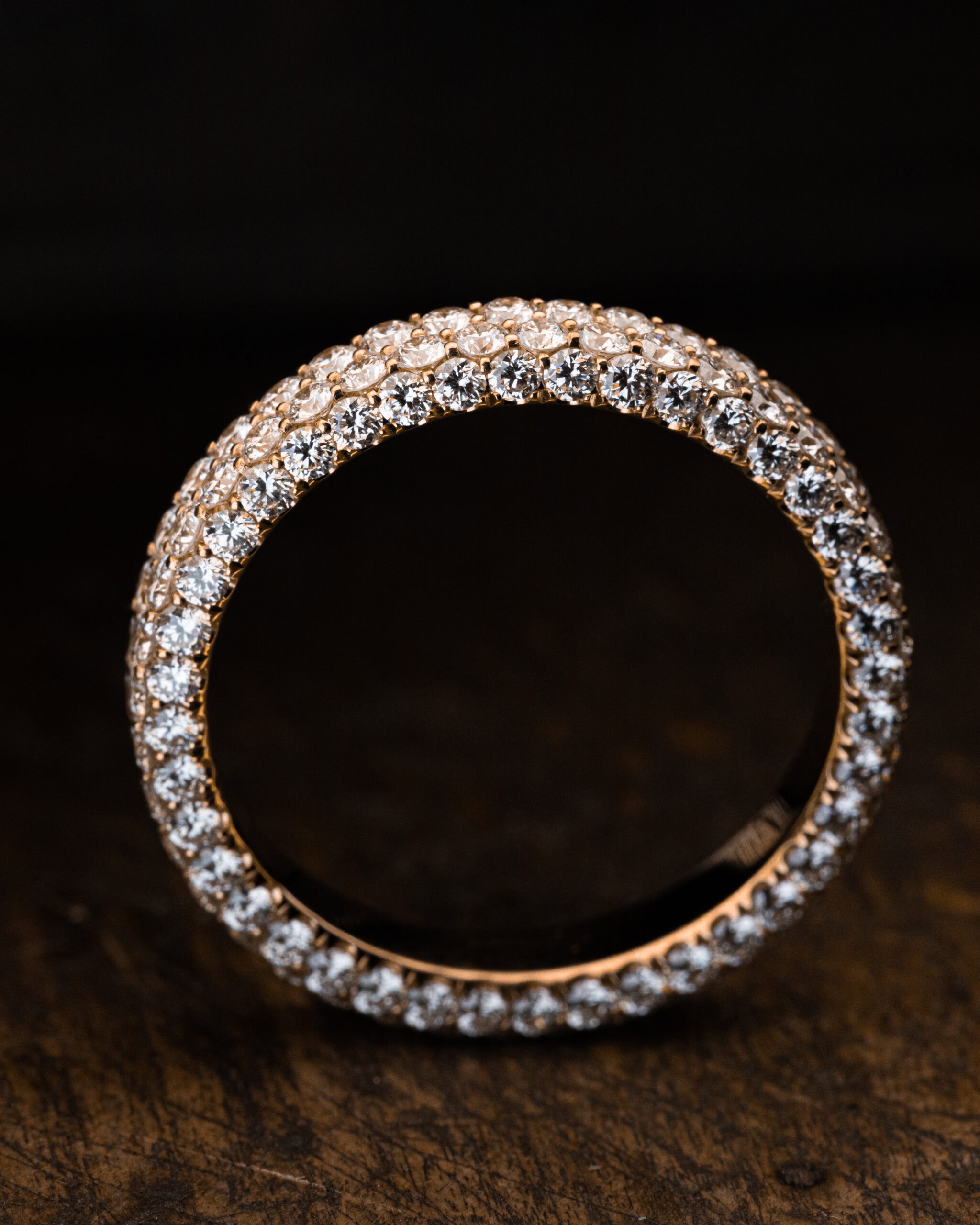 SIDE BY SIDE RED GOLD_2 Auf dem Bild sieht man einen Ring von Pablo Cimadevila