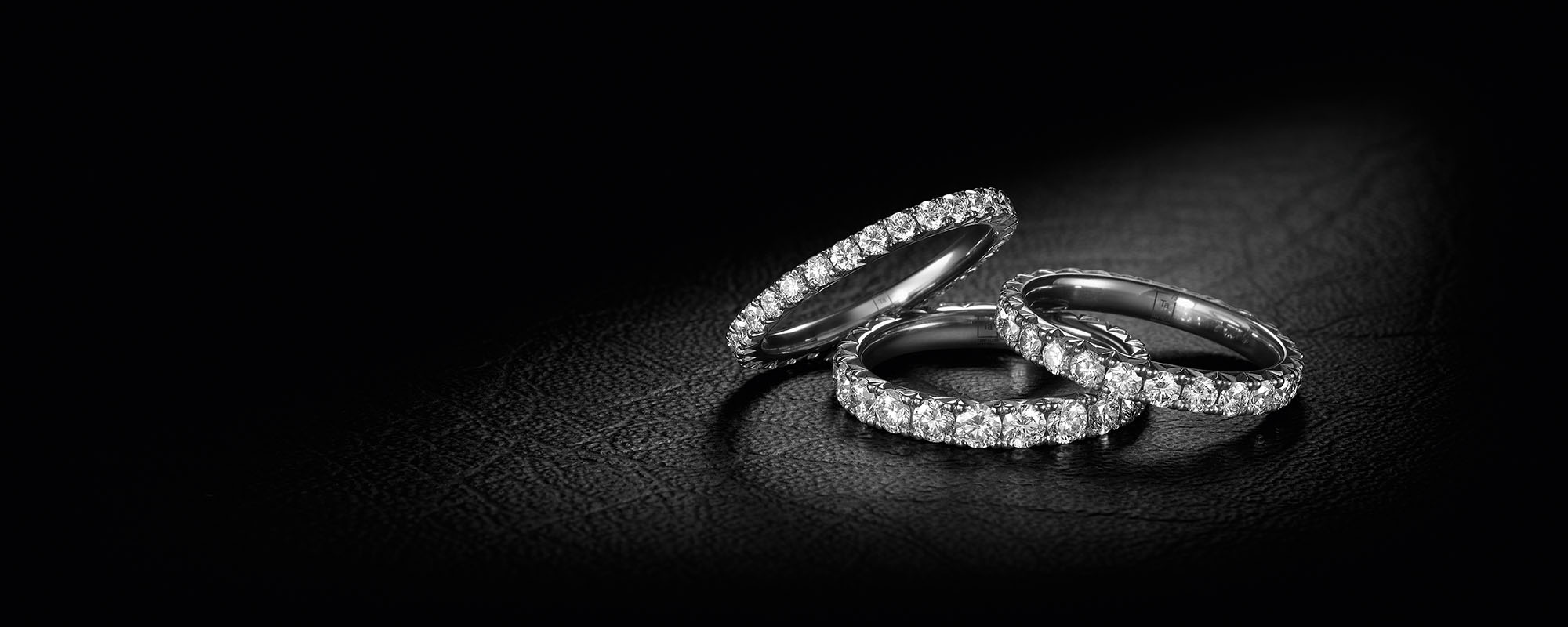 Handcrafted tantalum memoire Rings with fishtail setting