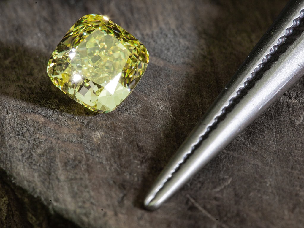 On this picture you see a yellow diamond 